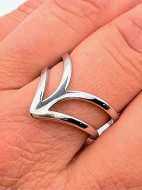 Minimalist Silver Tone Double Band V Ring – Size 9